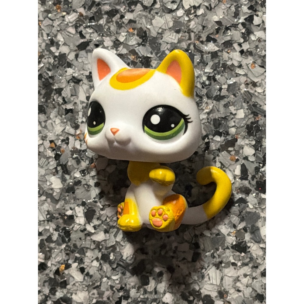 Hasbro Littlest Pet Shop #73 Sitting Cat White Orange Yellow Green Eyes LPS Toy